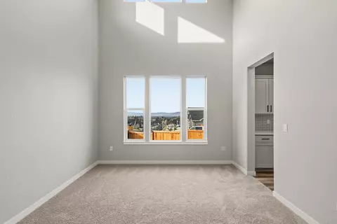 Living - 1297 Stonegate Dr #473, Eagle Point, OR 97524 photo 6 of 7