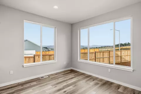 Living - 1297 Stonegate Dr #473, Eagle Point, OR 97524 photo 5 of 7