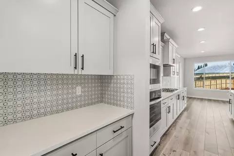 Kitchen - 1297 Stonegate Dr #473, Eagle Point, OR 97524 photo 5 of 6