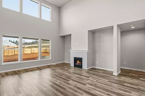 Living - 1297 Stonegate Dr #473, Eagle Point, OR 97524 photo 2 of 7
