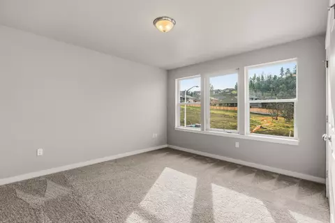 Bedroom - 1297 Stonegate Dr #473, Eagle Point, OR 97524 photo 1 of 5