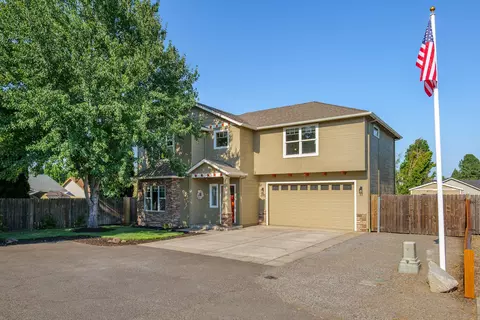 615 John Wayne Dr, Central Point, OR 97502