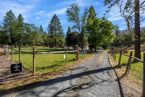 715 Timber Ln, Grants Pass, OR 97526