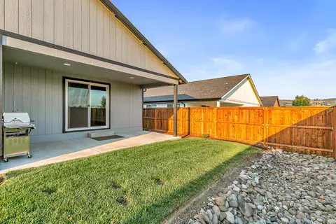 694 Nottingham Ter, Eagle Point, OR 97524 photo 32