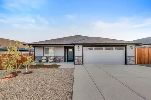 694 Nottingham Ter, Eagle Point, OR 97524