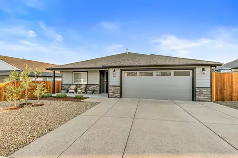 694 Nottingham Ter, Eagle Point, OR 97524 photo 2