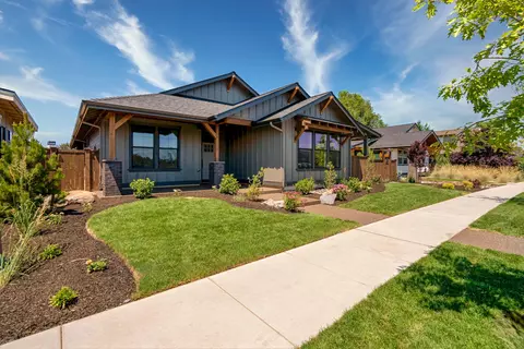 771 NW Northwest 13th St, Redmond, OR 97756