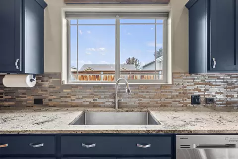 Kitchen - 871 Holley Way, Central Point, OR 97502 photo 3 of 3
