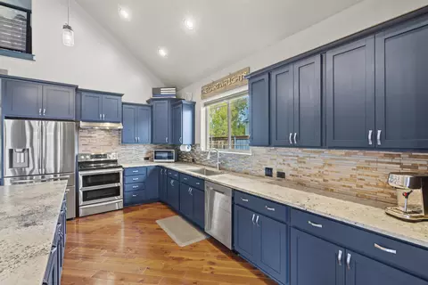 Kitchen - 871 Holley Way, Central Point, OR 97502 photo 2 of 3