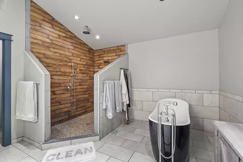 Bath - 871 Holley Way, Central Point, OR 97502 photo 1 of 5