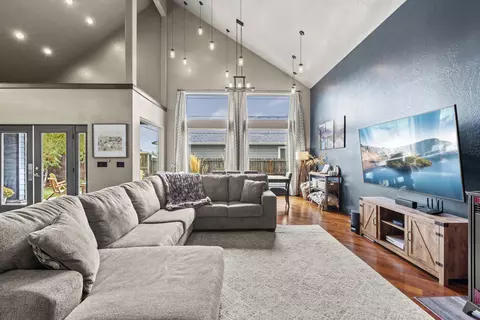 Living - 871 Holley Way, Central Point, OR 97502 photo 1 of 1
