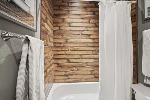 Bath - 871 Holley Way, Central Point, OR 97502 photo 4 of 5
