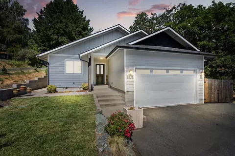 2078 Cloverlawn Dr, Grants Pass, OR 97527