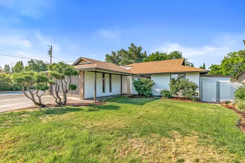 2762 E Mcandrews Rd, Medford, OR 97504
