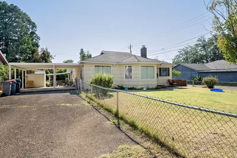 431 N 5th St, Central Point, OR 97502