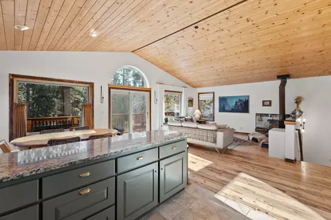 16815 Derringer Rd, Bend, OR 97707 photo 2