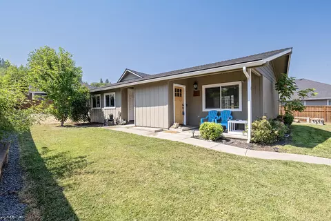 395 Grandview Ln, Grants Pass, OR 97527