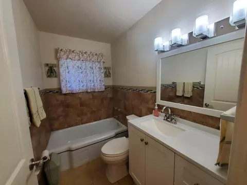 Bath - 753 Albert Ave, Glendale, OR 97442 photo 1 of 3