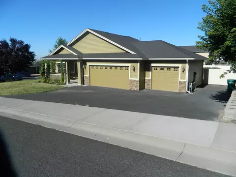 2728 Sierra Heights Dr, Klamath Falls, OR 97603