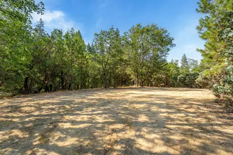 720 Azalea Dr, Grants Pass, OR 97526