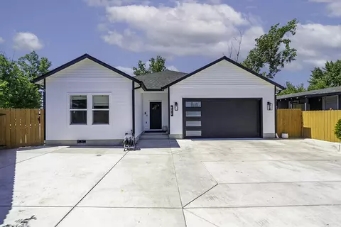 8219 Barbur St, White City, OR 97503