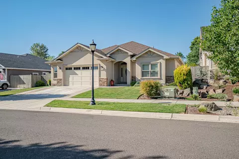3735 Arizona Dr, Medford, OR 97504
