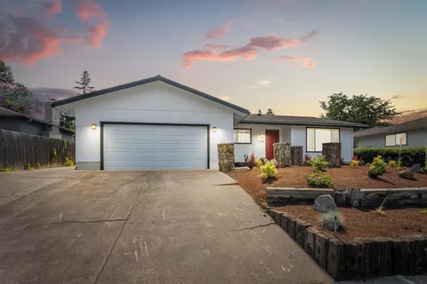 1736 Inverness Dr, Medford, OR 97504
