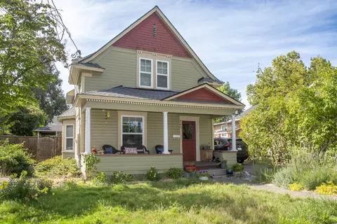 740 NE 8th St, Grants Pass, OR 97526