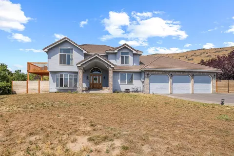 5749 Basin View Dr, Klamath Falls, OR 97603