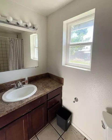 Bath - 3037 Clearbrook Pl, Malin, OR 97632 photo 2 of 2