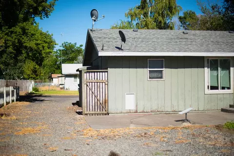 Exterior - 3037 Clearbrook Pl, Malin, OR 97632 photo 4 of 5