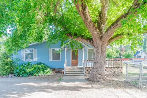 1833 S Peach St, Medford, OR 97501