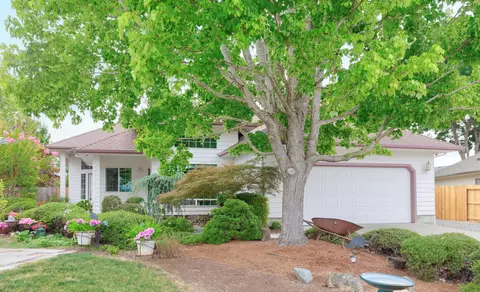 2946 Stellar Ct, Grants Pass, OR 97527