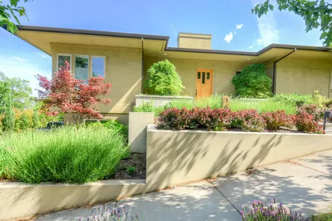 160 Nob Hill St, Ashland, OR 97520