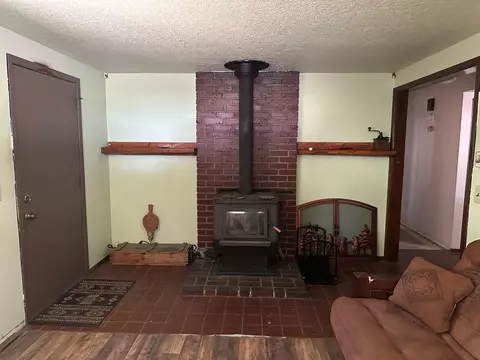 Living - 422 Elm St, Chiloquin, OR 97624 photo 3 of 4