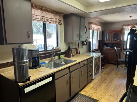 Kitchen - 422 Elm St, Chiloquin, OR 97624 photo 1 of 2
