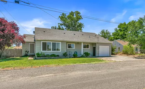 1215 Sweet Rd, Medford, OR 97501