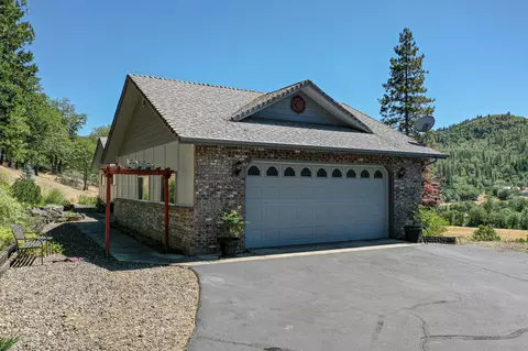 24 Quail Run Dr, Shady Cove, OR 97539