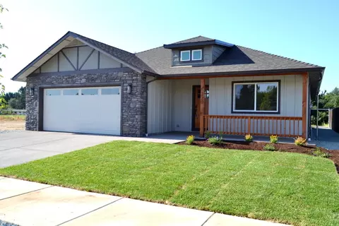 220 SW Quiet Water Ln, Grants Pass, OR 97527