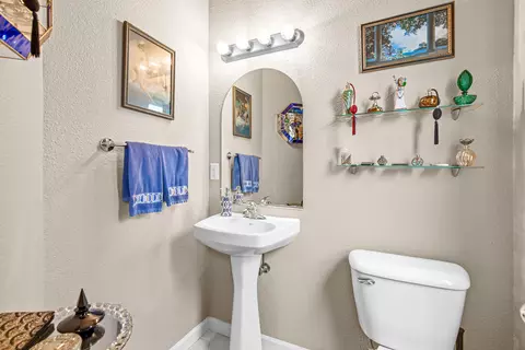 Bath - 327 Brookhaven Dr, Central Point, OR 97502 photo 1 of 4