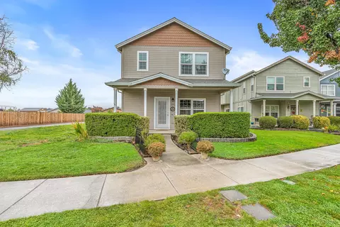 327 Brookhaven Dr, Central Point, OR 97502