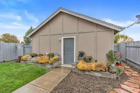 Exterior - 327 Brookhaven Dr, Central Point, OR 97502 photo 5 of 10