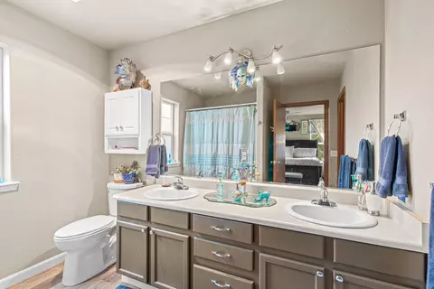 Bath - 327 Brookhaven Dr, Central Point, OR 97502 photo 2 of 4