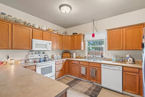 Kitchen - 327 Brookhaven Dr, Central Point, OR 97502 photo 2 of 4