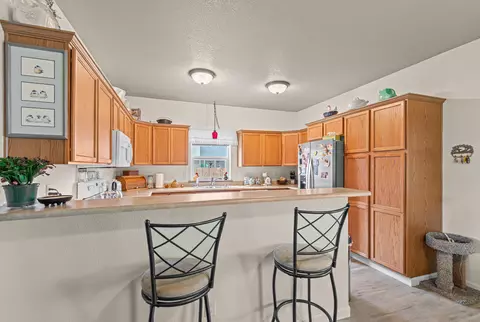 Kitchen - 327 Brookhaven Dr, Central Point, OR 97502 photo 4 of 4
