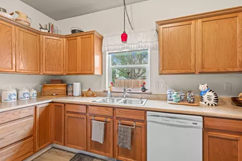 Kitchen - 327 Brookhaven Dr, Central Point, OR 97502 photo 3 of 4