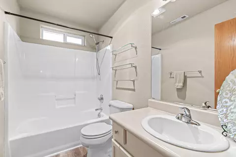Bath - 327 Brookhaven Dr, Central Point, OR 97502 photo 4 of 4