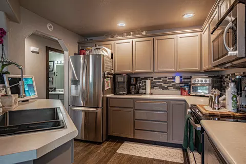 Kitchen - 302 Candis Dr, Eagle Point, OR 97524 photo 2 of 2