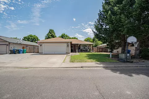 Exterior - 302 Candis Dr, Eagle Point, OR 97524 photo 2 of 4