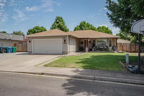 302 Candis Dr, Eagle Point, OR 97524